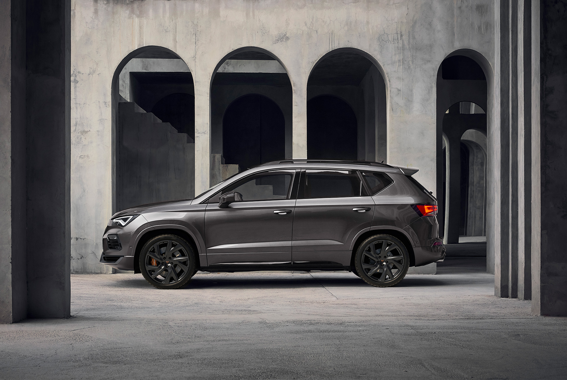 Side view of the CUPRA Ateca, emphasizing the vehicle's 300-horsepower engine capable of reaching 100km/h in just 4.9 seconds.