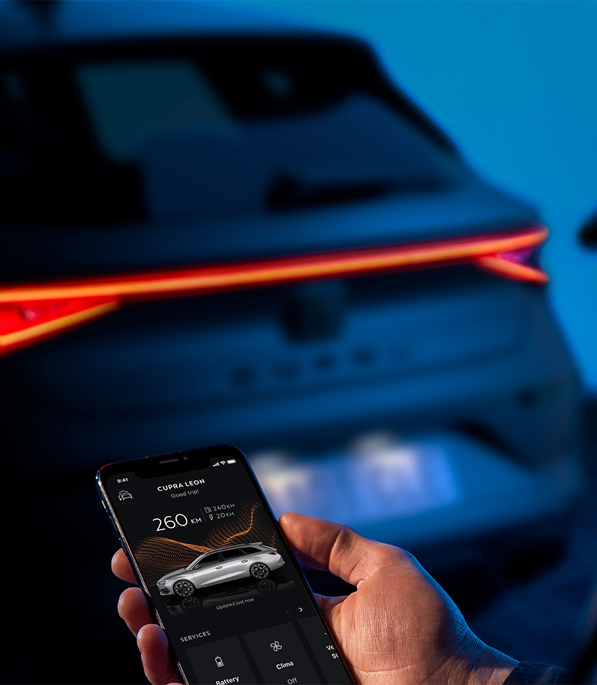 Remote%20access%20of%20the%20CUPRA%20Leon%20five%20doors%20eHybrid%20compact%20sports%20car%20interior%20view