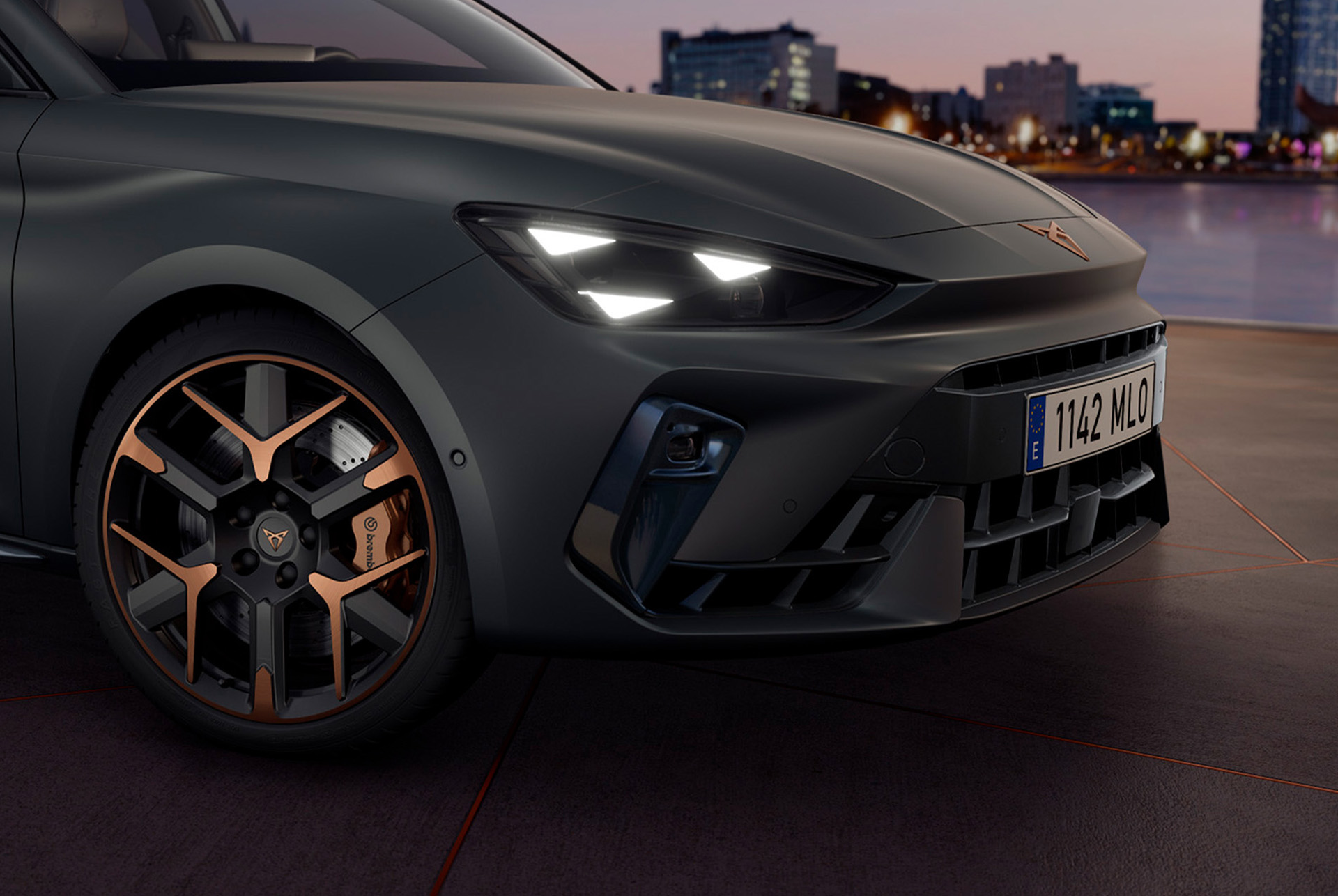 close-up shot to highlight the audacious and fierce details of the car’s exterior, such as the characteristic headlights and the alloy wheel in black and copper.
