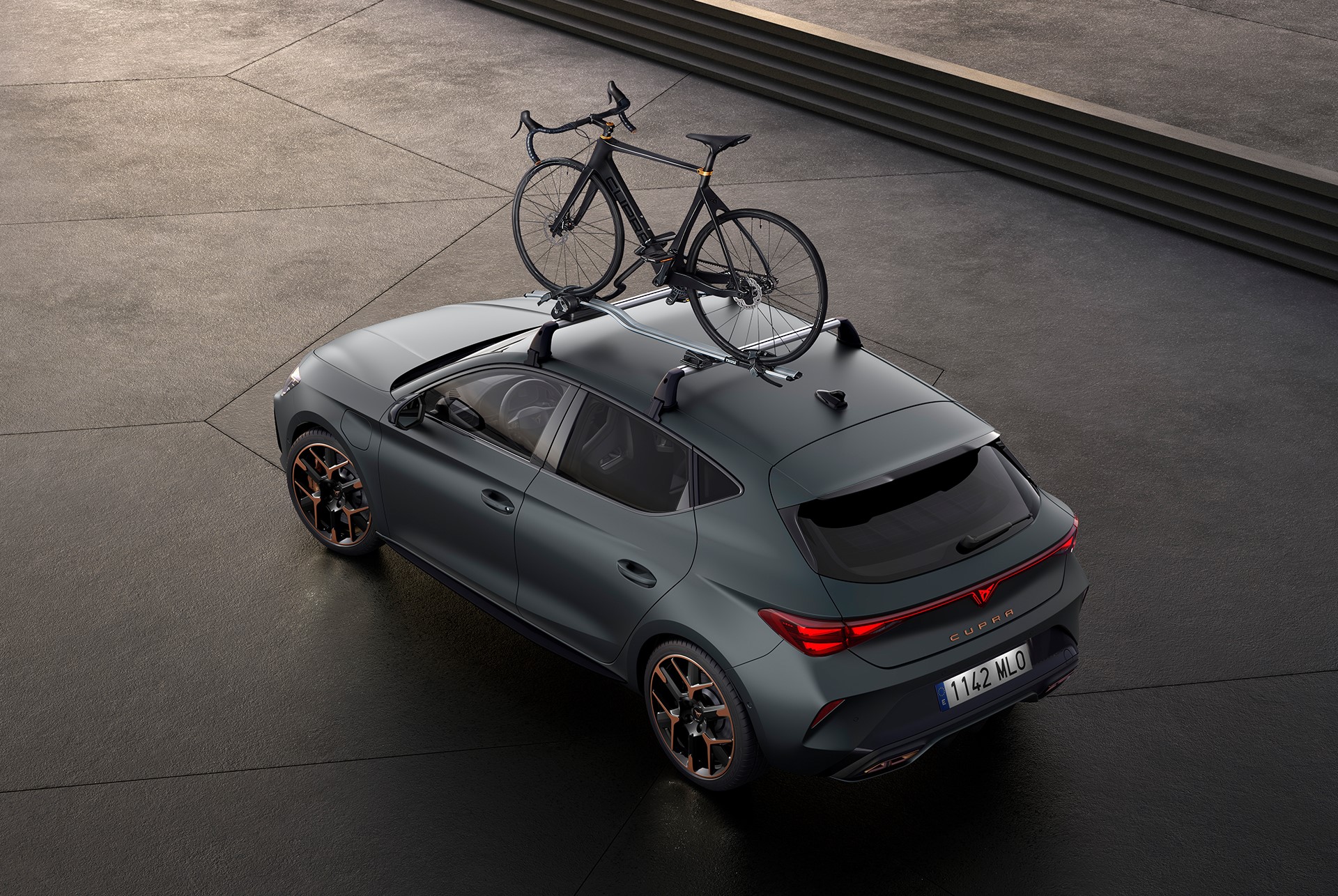 bird’s eye view of new enceladus grey matt cupra leon with car roof thule bike rack accessory