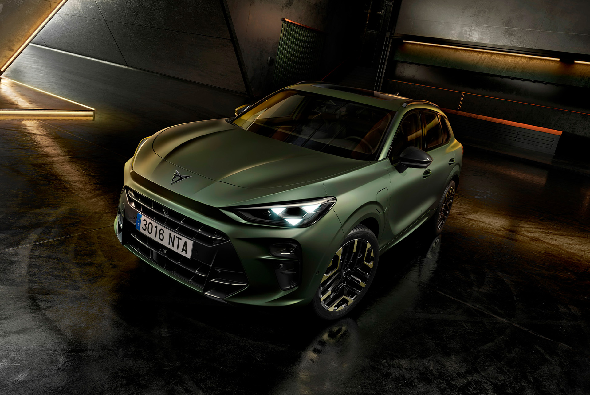 Front view to showcase the car’s body, inside a parking garage, in the new manganese matt colour, completed with 20-inch alloy wheels