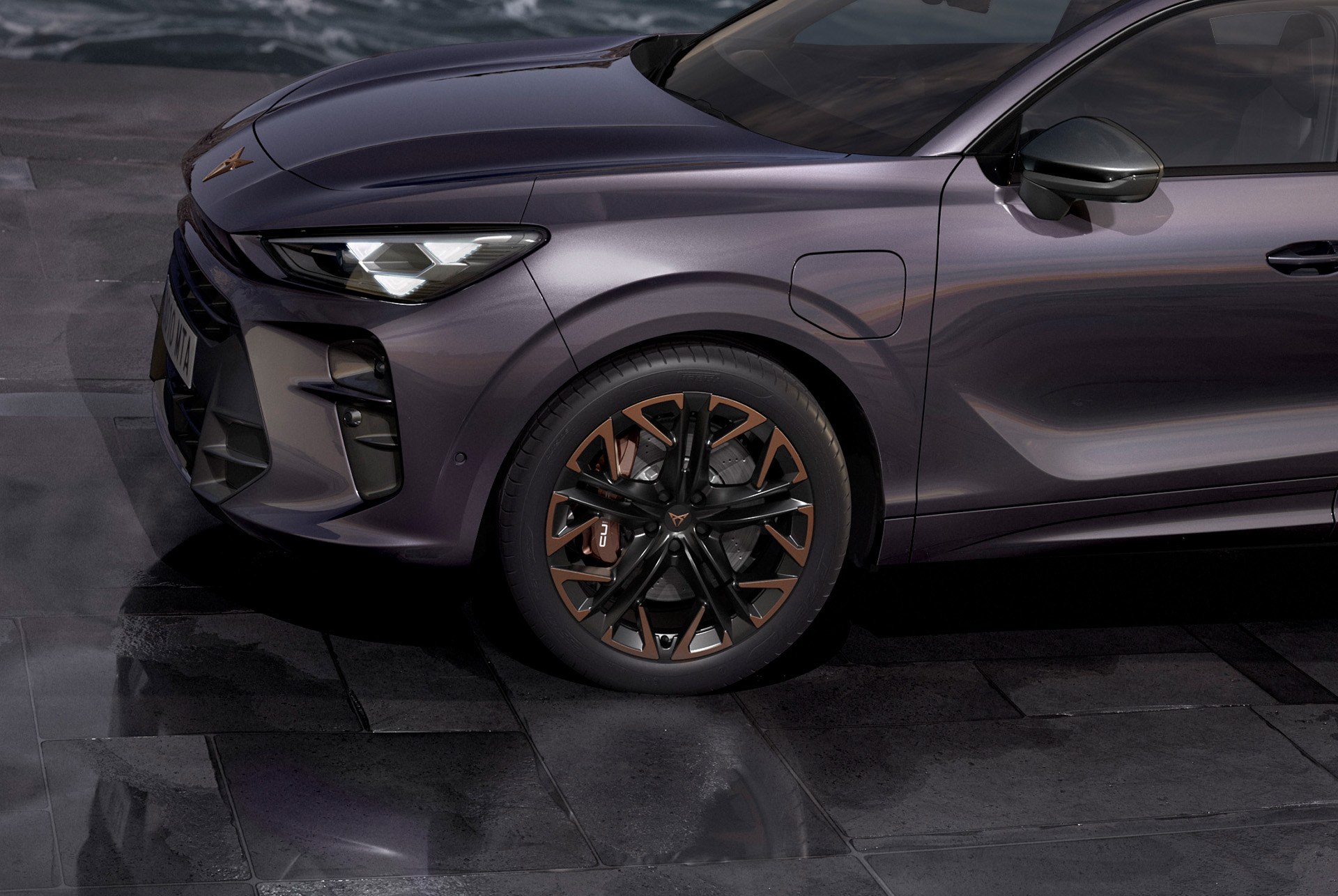 side view of cupra terramar 2025, with maximum braking power, parked by the coast, highlighting the dark void paint and its 20” hadron copper alloy wheels. 
