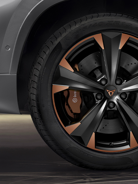 cupra-ateca-with-19-inches-alloy-rims-and-brembo-brakes