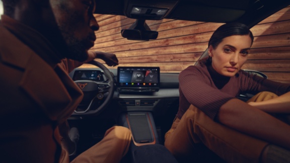 Couple CUPRA Born interior infotainment screen