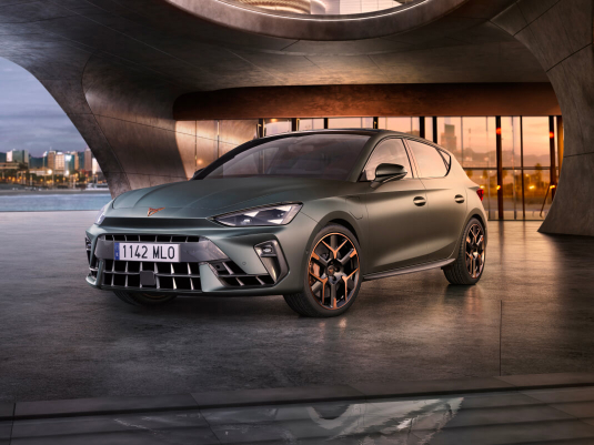 Cupra leon estate car in enceladus grey matt, model year 2025, with 19 inch hailstorm copper wheels. New car offers available.