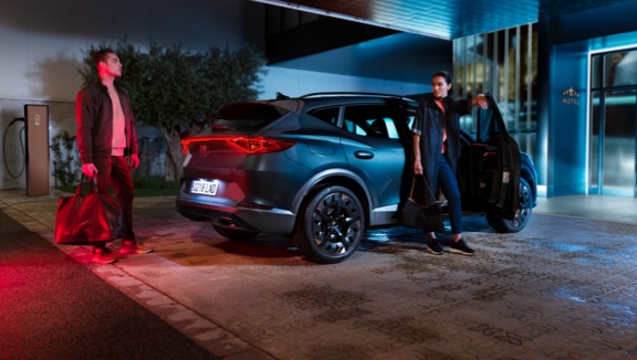 couple-with-cupra-formentor-dark-camouflage-sunset-view