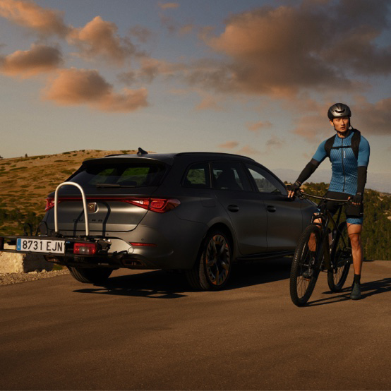 man-with-bike-in-mountains-with-cupra-leon-bike-rack