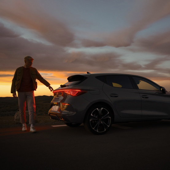 man-with-cupra-leon-sunset-view
