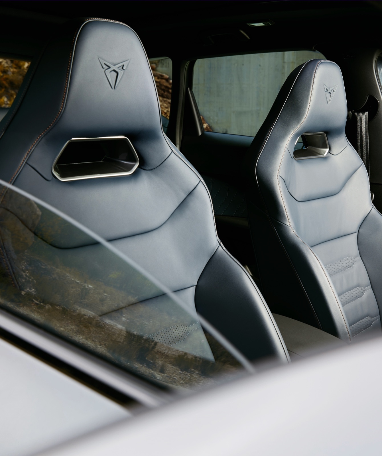 cupra-ateca-upholstery-petrol-blue-bucket-seats